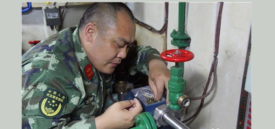 李加立正在排除機艙設備故障