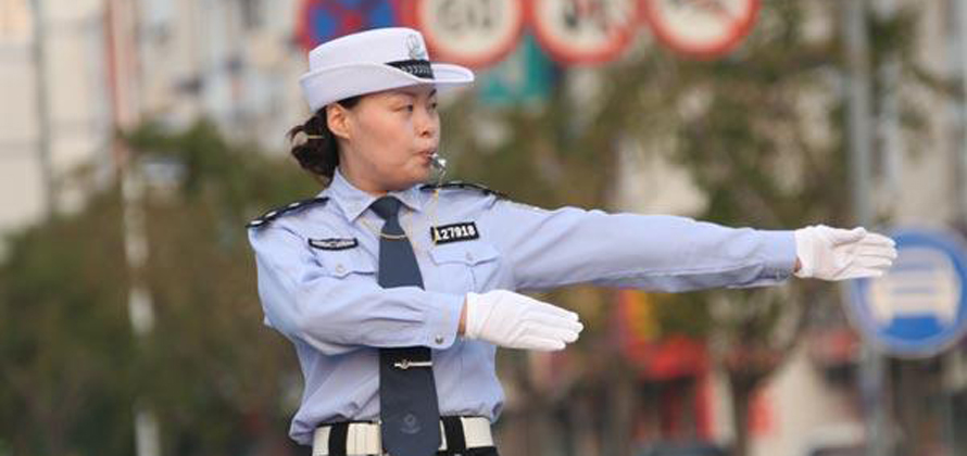 吳佳妮：學(xué)校門(mén)前的“護(hù)學(xué)崗”又被稱為“媽媽?shí)彙? title=