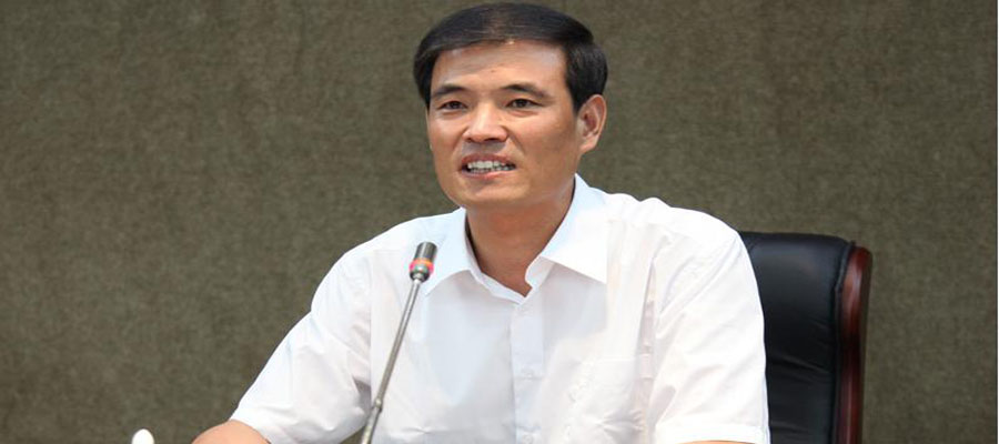 鐘佰均：扎根窮村17載，創出省級文明村